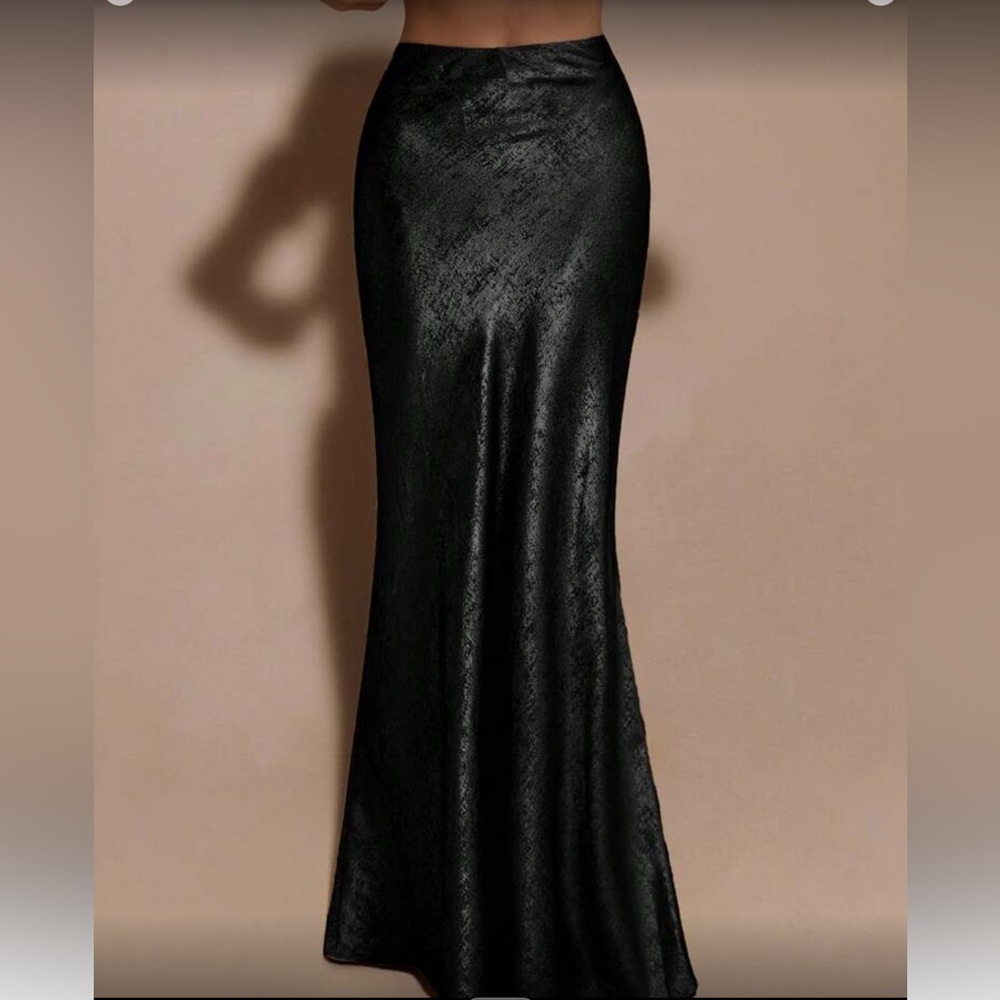 Elegant Black Maxi Skirt - Sleek Silhouette